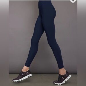 $108 CARBON38
High Rise Legging in Melt Navy Blue (NAVY BLAZER) S